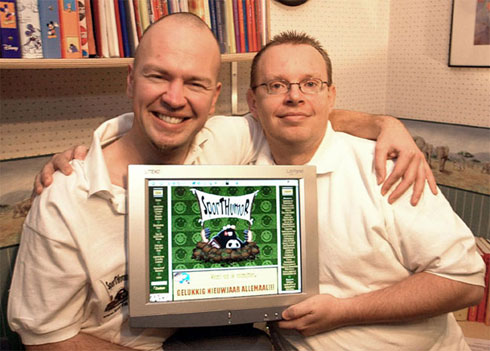 Januari 2004: Pappa en vriend Ronald halen de krant met hun site